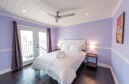 West Newport House | Four Bedroom Remodeled Townhouse By The Sand with AC!