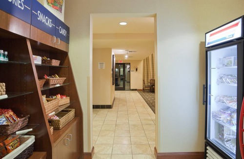 Fairfield Condo | Free Breakfast. Pool & Hot Tub. Close to Napa Valley Wine Country.