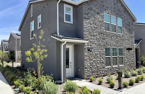Clovis House | Fresh modern home-gated community with large pool-near Copper River