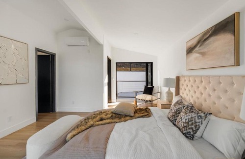 Los Angeles House | Freshly Built Near Universal Studios and Hollywood - Private Garage and Driveway Parking with Pool