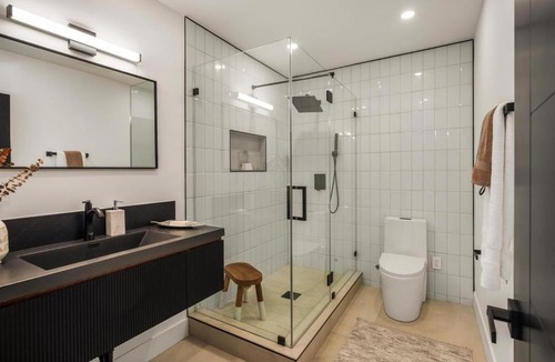 Los Angeles House | Freshly Built Near Universal Studios and Hollywood - Private Garage and Driveway Parking with Pool