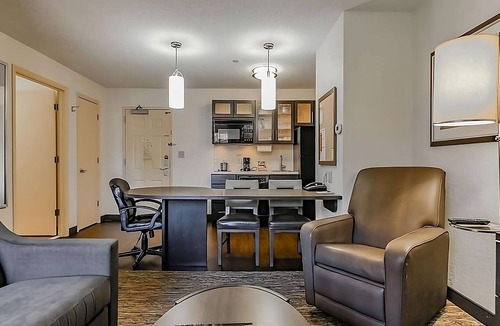 Anaheim Resort Hotel | Full Kitchen & Close to Disneyland & Anaheim Hotspots | 4 Suites Ideal for Group