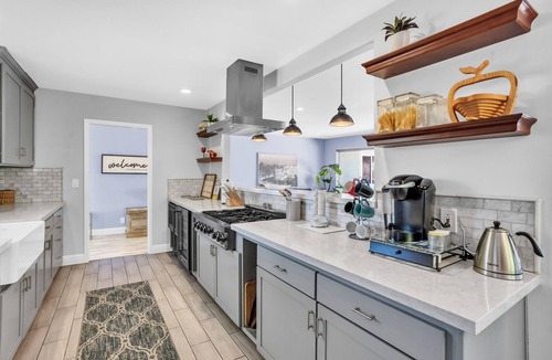 Vallejo House | Fully Remodeled home on top of the hill in Wine country with Hot Tub 🍷