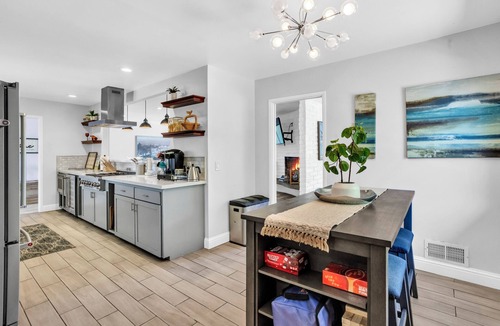 Vallejo House | Fully Remodeled home on top of the hill in Wine country with Hot Tub 🍷