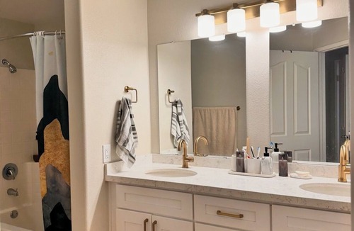 La Brea Apartment | Furnished luxury apt, pool, sauna, great location