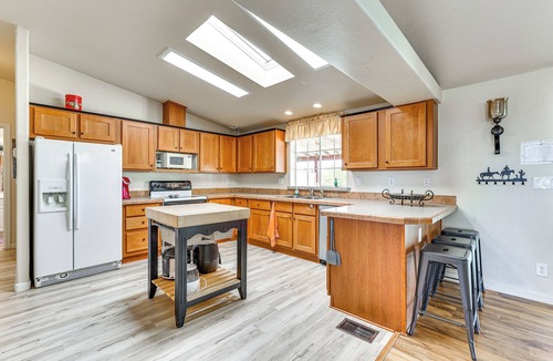Morristown House | Furnished Patio! Group Desert Escape in Morristown