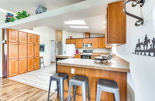 Morristown House | Furnished Patio! Group Desert Escape in Morristown