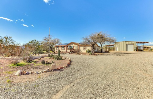 Morristown House | Furnished Patio! Group Desert Escape in Morristown
