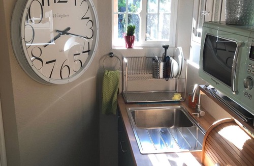 Central Davis Cottage | Garden Retreat! Central Davis