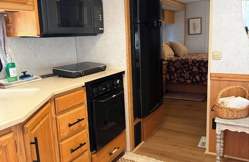 West Ridge House | Garden vibe stationary RV in No. San Diego County with WiFi, AC. TV. Views.