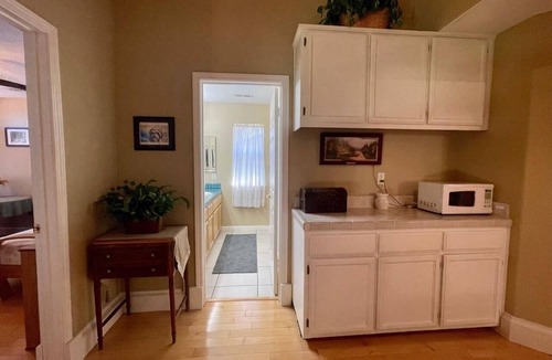 Stockton House | Get Away From The Crowd, Stay Closer To The Nature And In A Luxury Homey House!