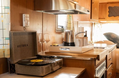 Yucca Valley House | Glamping Retreat Walk to Dining