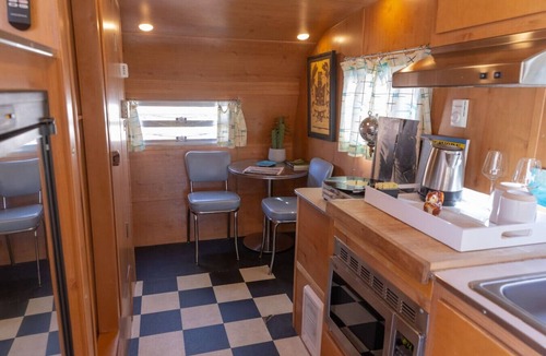 Yucca Valley House | Glamping Retreat Walk to Dining