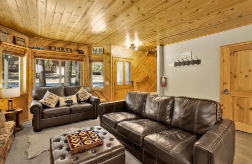 Moonridge House | Golden West Cottage at Snow Summit - Walk to Lifts- Hot Tub- Foosball- Central Retreat-