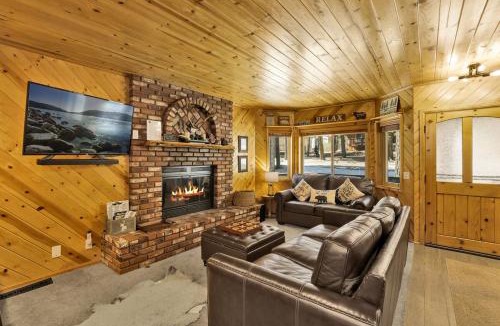Moonridge House | Golden West Cottage at Snow Summit - Walk to Lifts- Hot Tub- Foosball- Central Retreat-