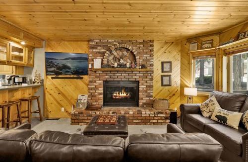 Moonridge House | Golden West Cottage at Snow Summit - Walk to Lifts- Hot Tub- Foosball- Central Retreat-