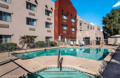 Palm Valley Hotel | Goodyear Getaway | Free Breakfast, Parking, Outdoor Pool | Pets Are Welcome!