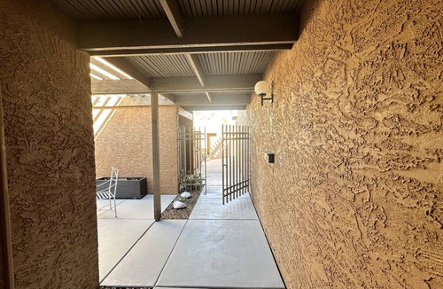South Scottsdale House | Gorgeous 1500sqft 3 bedrooms by the golf course and lake.