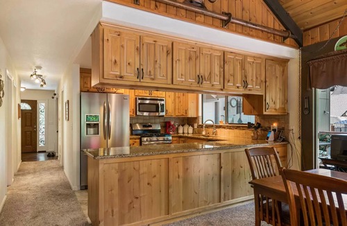 Lakehead-Lakeshore House | Gorgeous Lakehouse w/Hot Tub, Pool Table, Games & MORE!