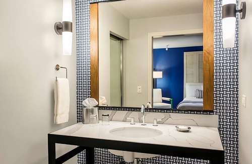 San Diego Hotel | Great Amenities! Five Pools Onsite! Close to San Diego Airport & Mission Beach!