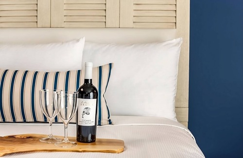 San Diego Hotel | Great Amenities! Five Pools Onsite! Close to San Diego Airport & Mission Beach!