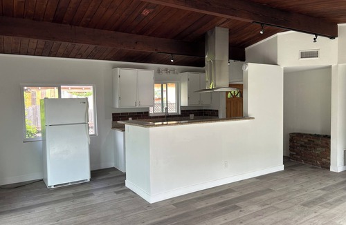 North Central House | Great neighborhood, Rose Bowl area. Front patio with hedges for family privacy.