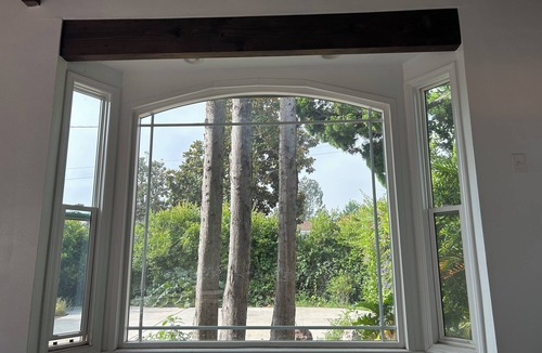 North Central House | Great neighborhood, Rose Bowl area. Front patio with hedges for family privacy.