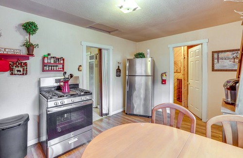 Big Bear Lake Cottage | 'Grizzly Pine' Cottage - Walk to Ski Beach Park!