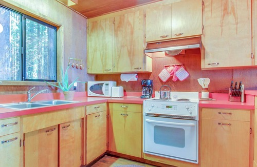 Anchor Bay Cabin | Gualala 1BR redwood cabin with hot tub near Sea Ranch Golf Links