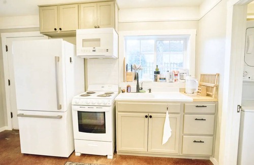 Land Park Cottage | Guesthouse in Friendly, Walkable Neighborhood