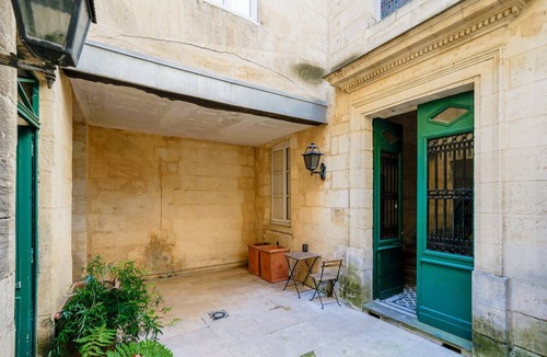 Bordeaux Golden Triangle Apartment | GuestReady - Charming Downtown Stay with Terrace