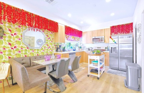 North Hollywood Villa | H. Cute NoHo 5BR by Universal + Balcony: Fifa Sofi