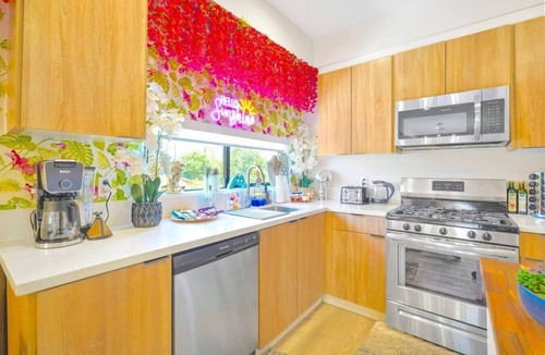 North Hollywood Villa | H. Cute NoHo 5BR by Universal + Balcony: Fifa Sofi