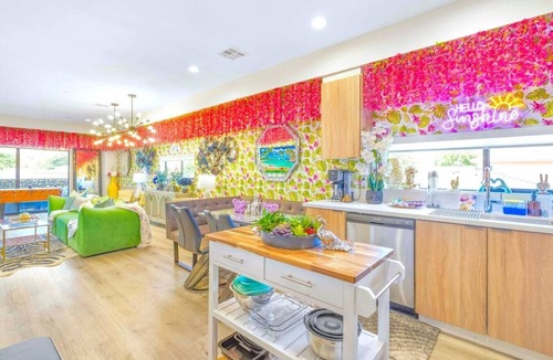 North Hollywood Villa | H. Cute NoHo 5BR by Universal + Balcony: Fifa Sofi