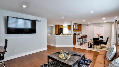 Westminster House | H&H Modern Lux 4BD 1 King Suite 3 Queen SoCal Disney