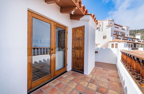 Catalina Island Condo | H168 10/10 stars - Immaculate Remodeled Corner Condo w/Fireplace, New Golf Cart