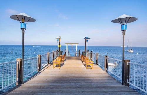 Catalina Island Condo | H168 10/10 stars - Immaculate Remodeled Corner Condo w/Fireplace, New Golf Cart