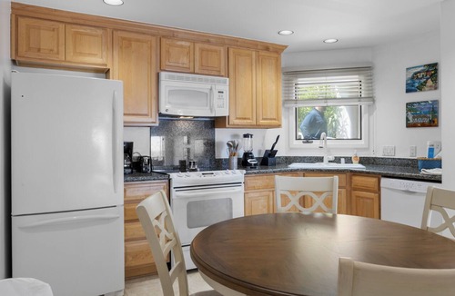 Avalon Condo | H178: 2Bd Villa, Full Ocean Views, Golf Cart, 1 step