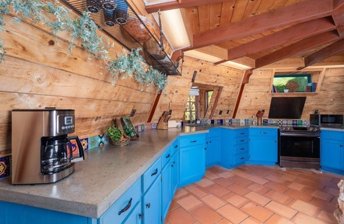 Coarsegold Cabin | Halfling House w/hot tub/firepit/more!