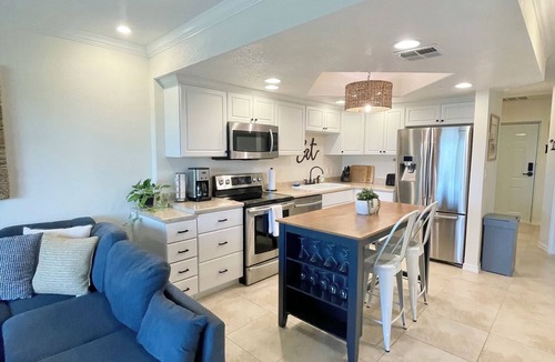 Lake Havasu City Condo | Havasu Lakeside Retreat! London Bridge Water Views