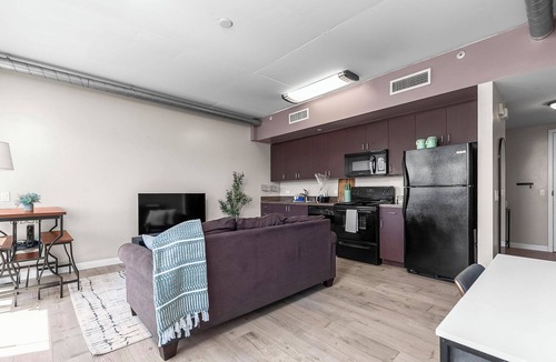 East Village Condo | Heart of Downtown 1BR Condo w/Parking, Washer & Dryer, WiFi, Jacuzzi, Gym, Bbq