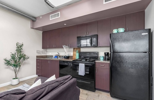 East Village Condo | Heart of Downtown 1BR Condo w/Parking, Washer & Dryer, WiFi, Jacuzzi, Gym, Bbq