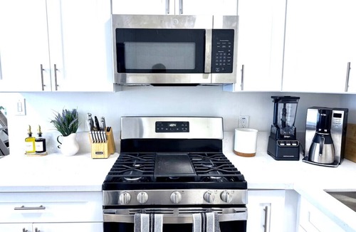 Little Italy Apartment | Heart of the City | Walk to Little Italy