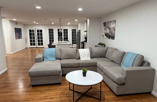 Grantville House | Heated pool, entire home, Free Parking, WiFi, Pets are allowed