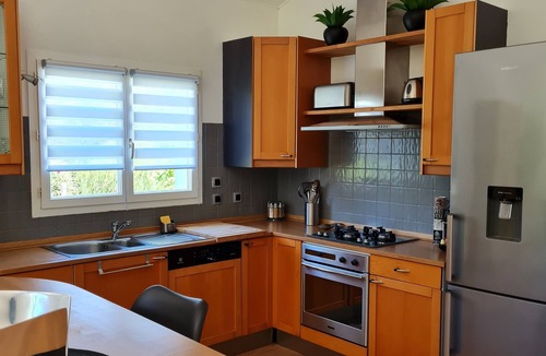 Biganos Villa | Heated swimming pool 4-star tourist accommodation 10mns walk from port Biganos