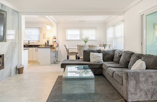 Inglewood House | Hideaway Haven near LAX, Sofi Stadium, the Forum.