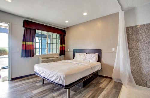 Hesperia Hotel | High Desert Inn