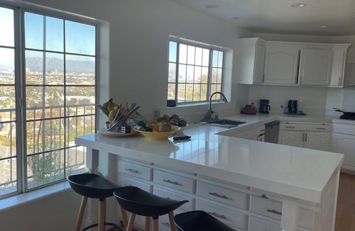 Crenshaw House | Hillside 4-bedroom house with Spectacular Views of Los Angeles & Hollywood Sign