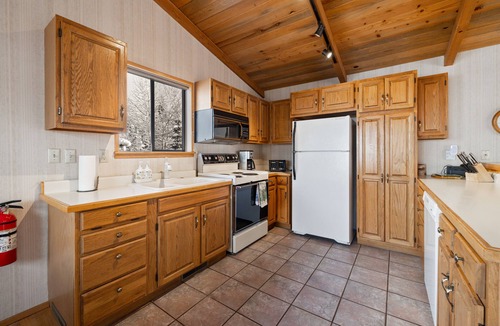 Truckee Cabin | Hillside Haven - Summer Tahoe Donner Escape, Close to Hiking, Minutes to Downtown Truckee