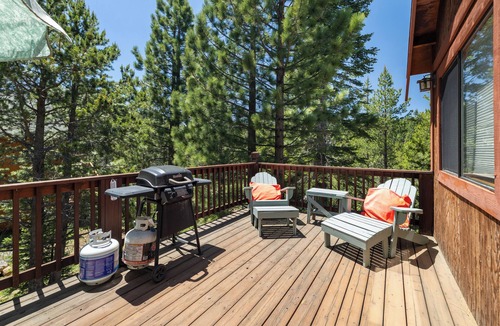 Truckee Cabin | Hillside Haven - Summer Tahoe Donner Escape, Close to Hiking, Minutes to Downtown Truckee